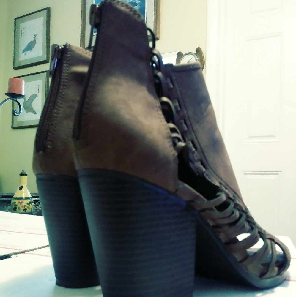 💝RAMPAGE VIVA PEEP TOE OUT HEELS.👠